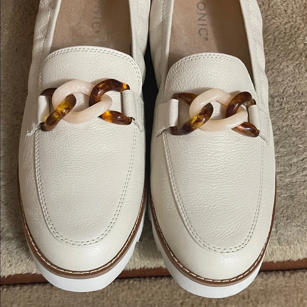 NWOT Vionic Cream Leather Loafers with Tortoise Chain - Picture 6 of 14